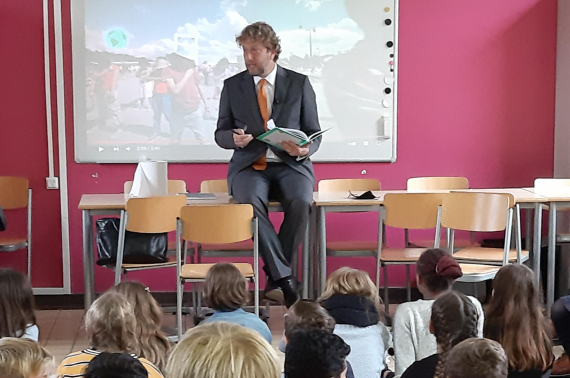Pieter Jan Kleiweg de Zwaan te bezoek in een school in Visé.